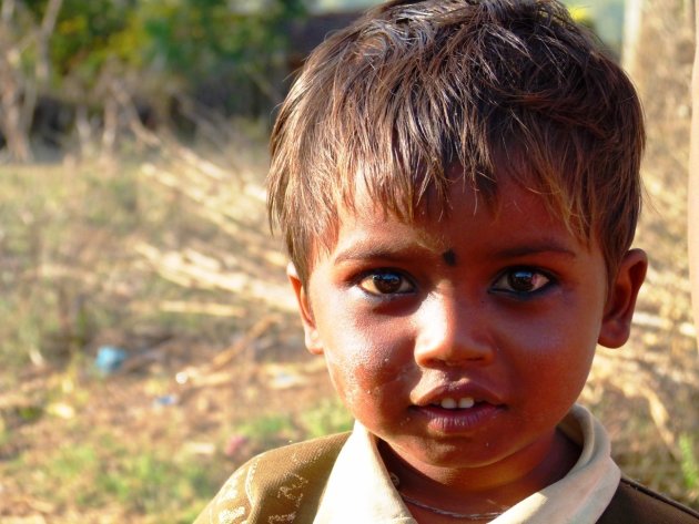 Mooi lief jongetje in klein dorpje in Bandhavgarh