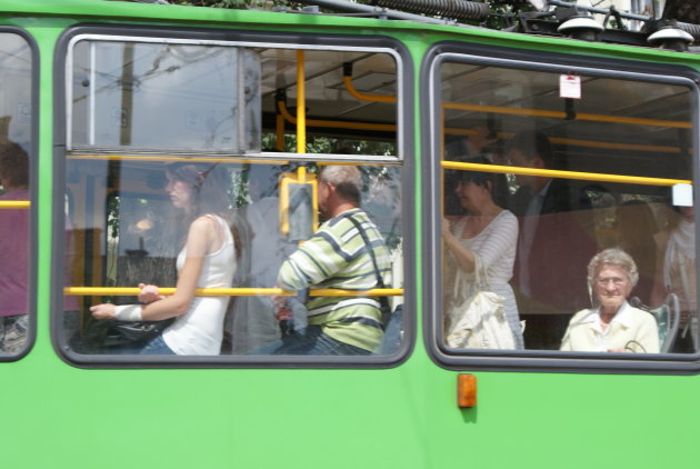 Reizigers in een tram in Poznan