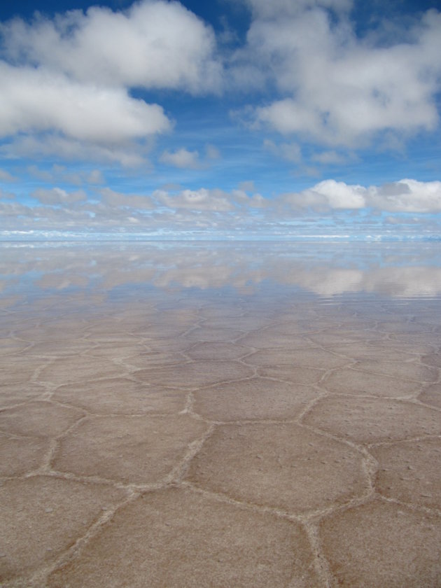 Tegels geschapen in het zoutlandschap van Uyuni in Bolivia, met een bijna vervaagde horizon