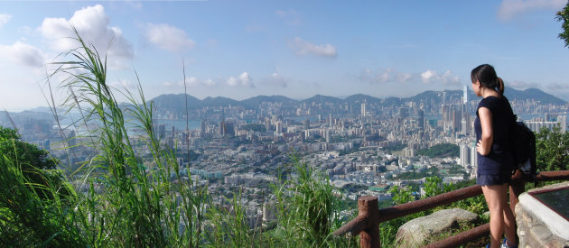 Uitzicht over de heuveltoppen van Hongkong op de metropool