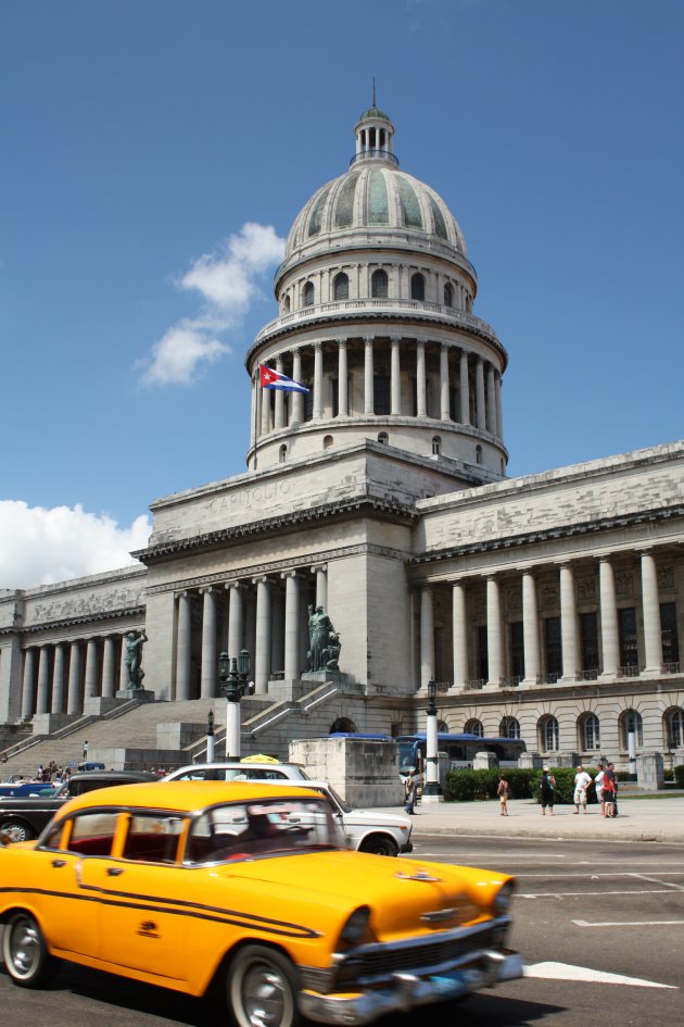 Klassieke auto's voor het Capitool in Havana