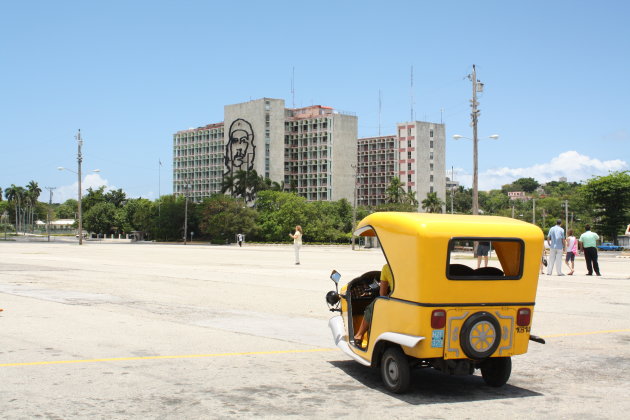 Coco taxi op het Plaza de la Revolución
