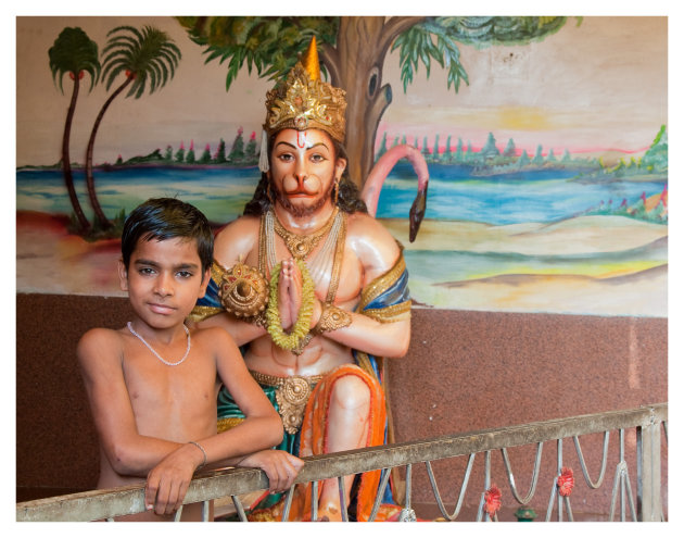 Jongen en Hanumanji