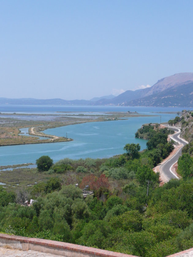 Uitzicht vanaf Butrint naar Corfu