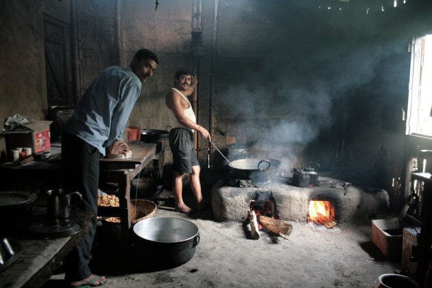 Inkijkje in Indiaase keuken op Majuli Eiland