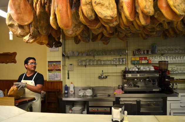 Man in vleeswinkel in Spanje
