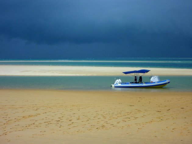 Donkere wolken boven 2 Mile Reef