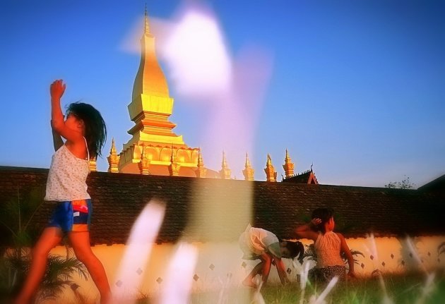 Tempel en spelende kinderen in Vientianne