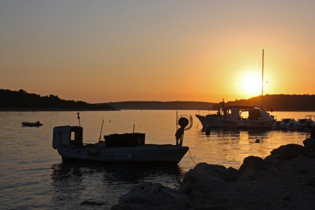 Vissersbootjes in de avondschermer bij Mali Losinj