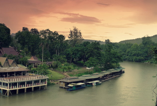 Zonsondergang boven de Kwai-rivier