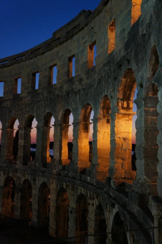 Het amfitheater van Pula bij zonsondergang
