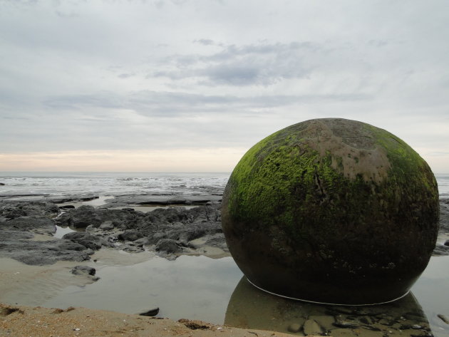 Grote ronde knikkers op het strand tussen Dunedin en Oamaru