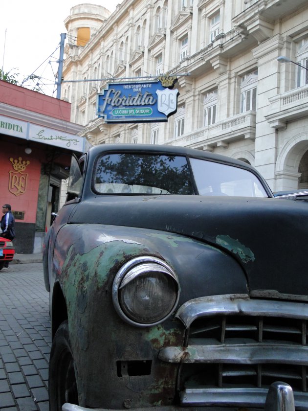 Oude Amerikaanse auto in de straten van Havana
