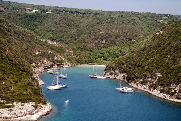 UItzicht op een baai in Bonifacio