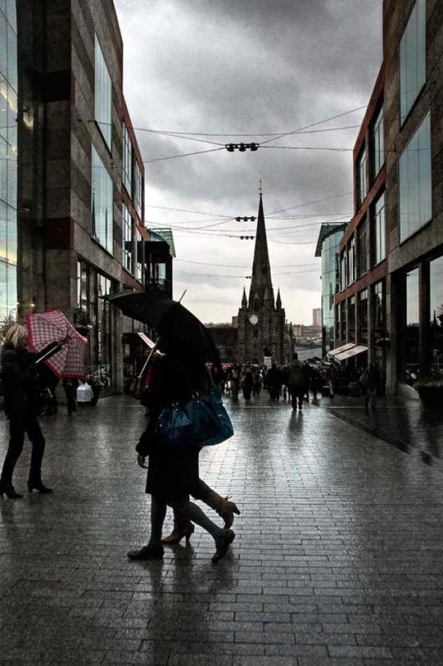 Regen in een winkelstraat in Birmingham