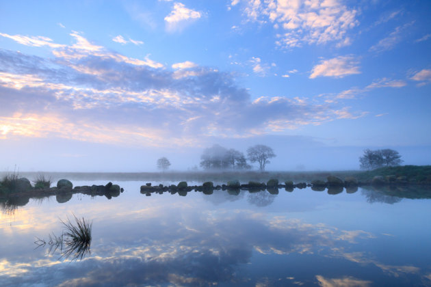 Mistige zonsopkomst bij een slenk aan het Leekstermeer.