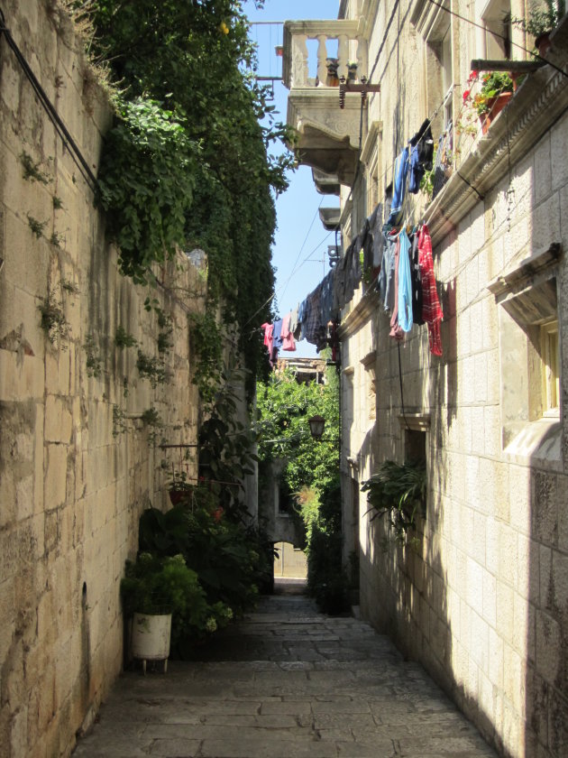 Italiaans aandoend straatje in Korcula