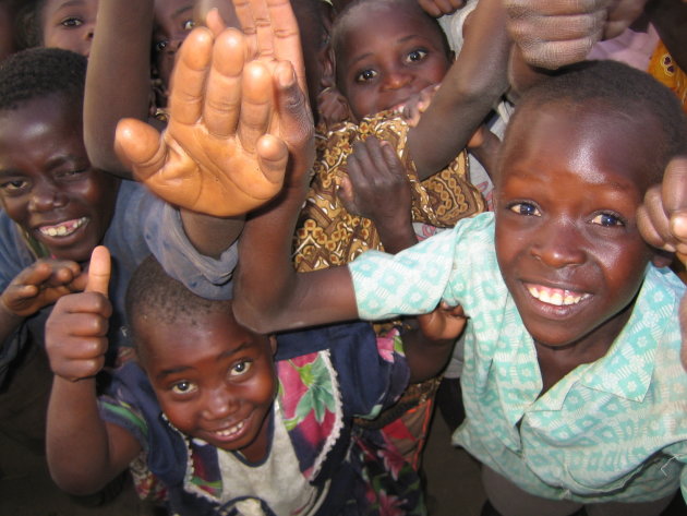 Extatische ontmoeting met uitgelaten, blijmoedige Zambiaanse kinderen in klein dorpje