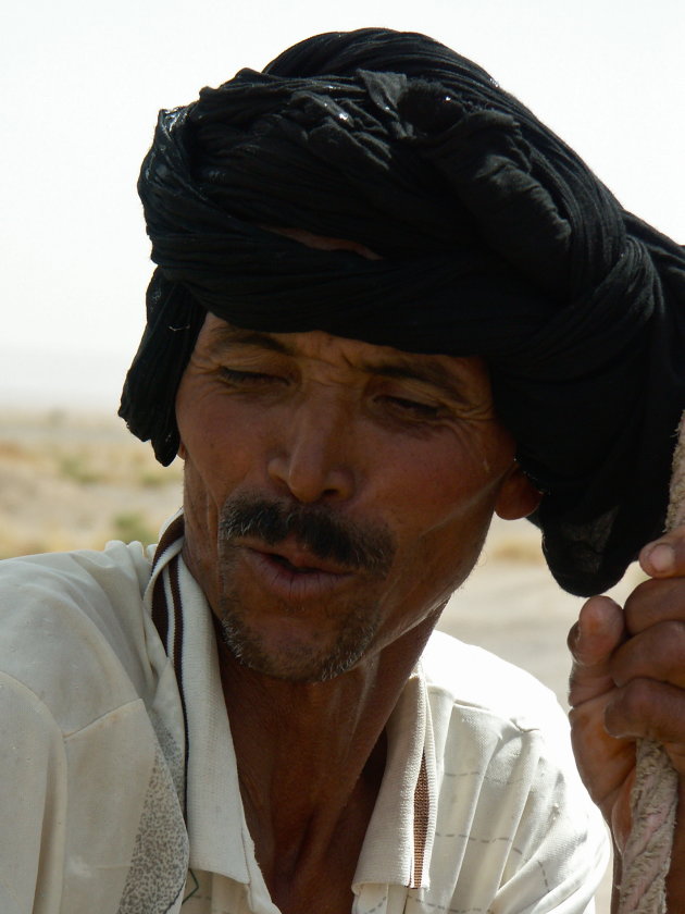 Berber haalt water uit een put voor zijn geiten
