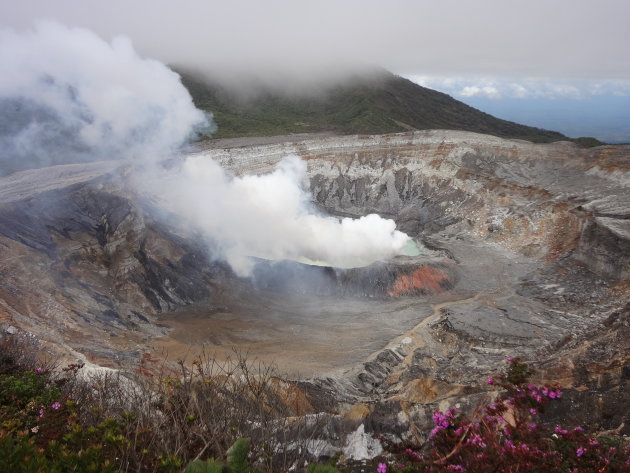 Rokende Poas Volcano in Costa Rica.