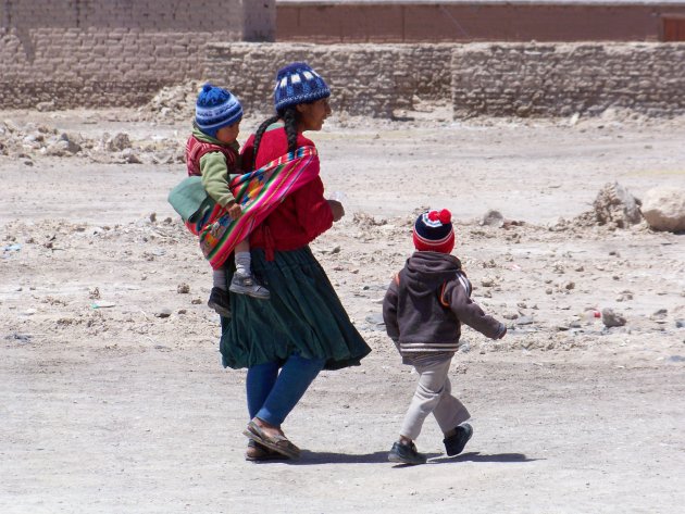 Boliviaanse moeder aan de wandel met haar kinderen...