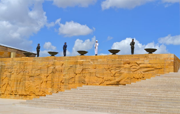 Bij het Mausoleum van Atatürk in Ankara.