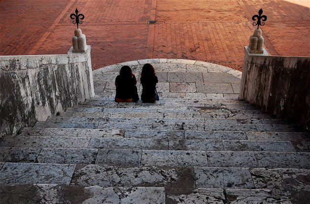 Twee meisjes op marmeren trap