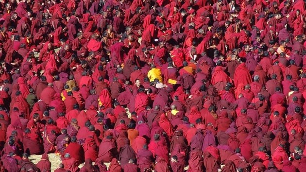 Toehorende Monks bij een grote bijeenkomst in Sérxu, China