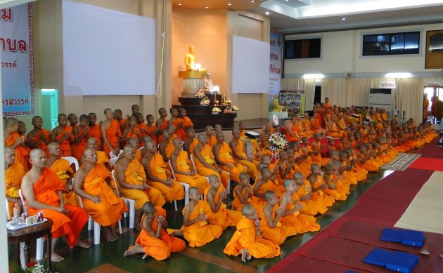 In wijding jonge monniken