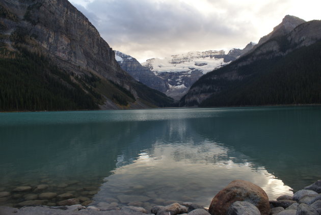 De avond valt bij Lake Louise