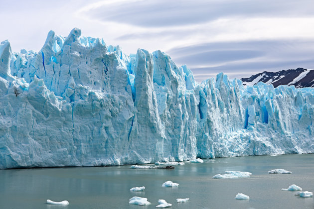 Surrealistische lucht boven het blauwe ijs van de Perito Moreno Glacier