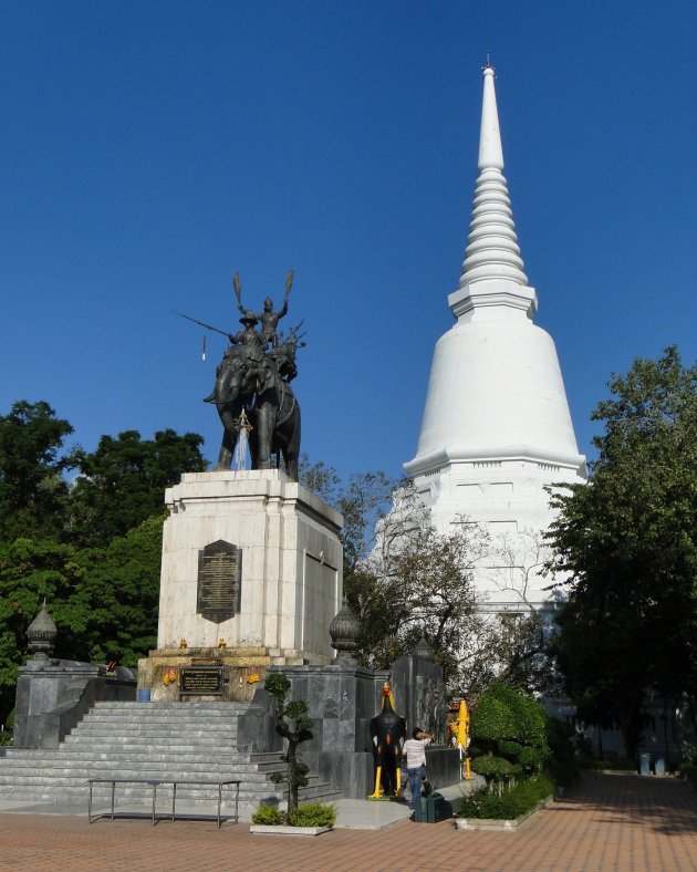 Don Chedi monument