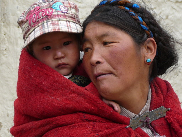 Trotse moeder hoog in Tibet