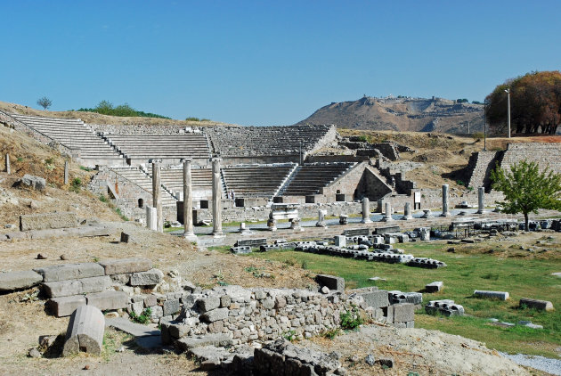 Asklepion - Bergama - Theater van Epidaurus met op achtergrond Akropolis van Pergamon