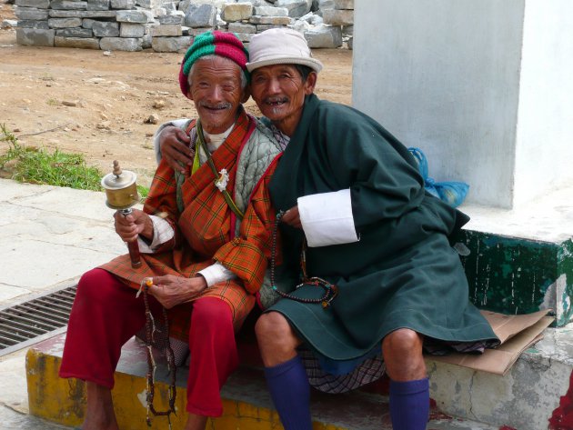 Twee Bhutanezen in traditionele kleding