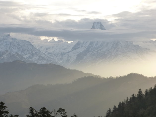 Fishtail mountain  - uitzicht vanaf Mohare Dande (3300 M), zonopkomst