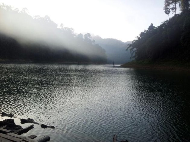 Het meer in de ochtend, national park Khao Sok, Thailand