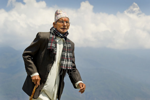 oudere man in sarangkot