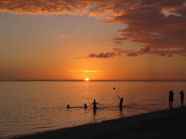 Spelende kinderen bij zonsondergang