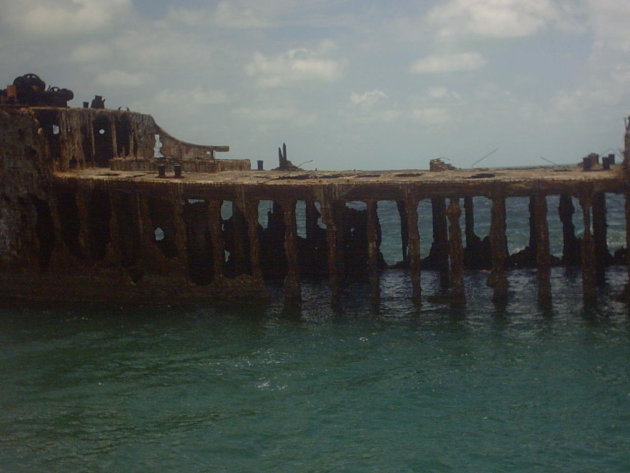 restant betonnen boot,mooi voor een snorkeltrip