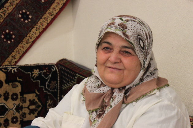 Turkse vrouw in tapijtweverij 