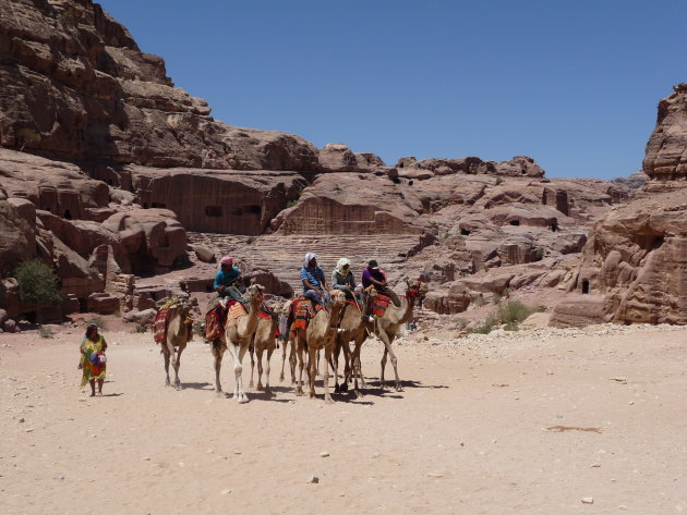 Kamelendrijvers in Petra