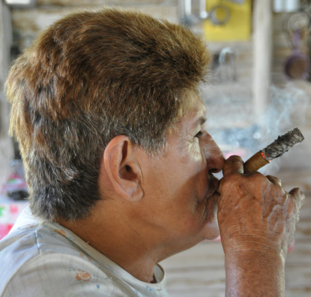 Cubaanse sigarenrookster