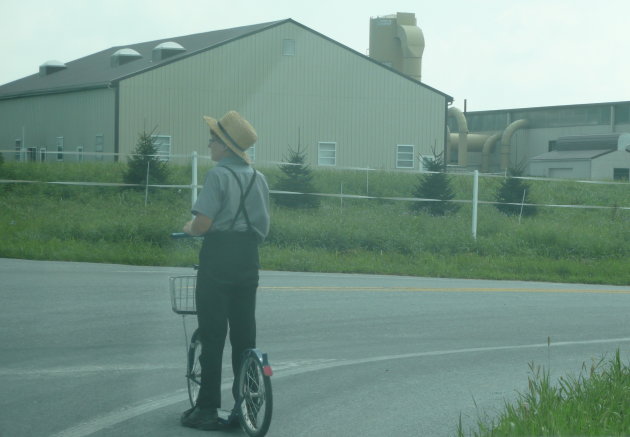 Amish jongetje op zijn 'scooter'