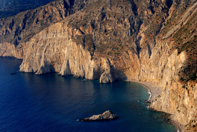 De grillige noordkust van Kefalonia, de weg richting Assos.