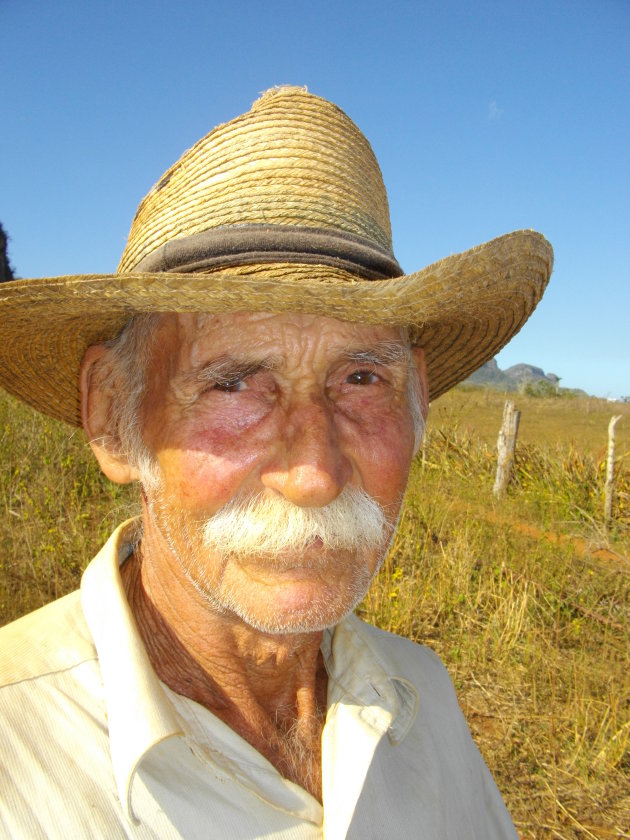 Een oude man bij een tabaksplantage.