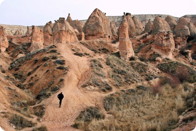 wandelen langs de feeënschoorstenen