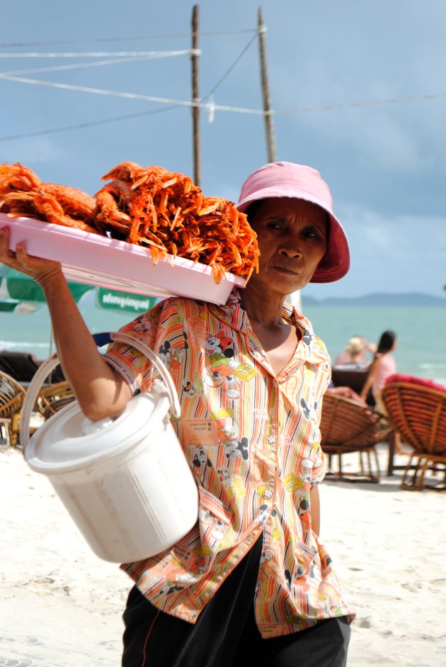 Verkoopster aan het strand in Sihanoukville