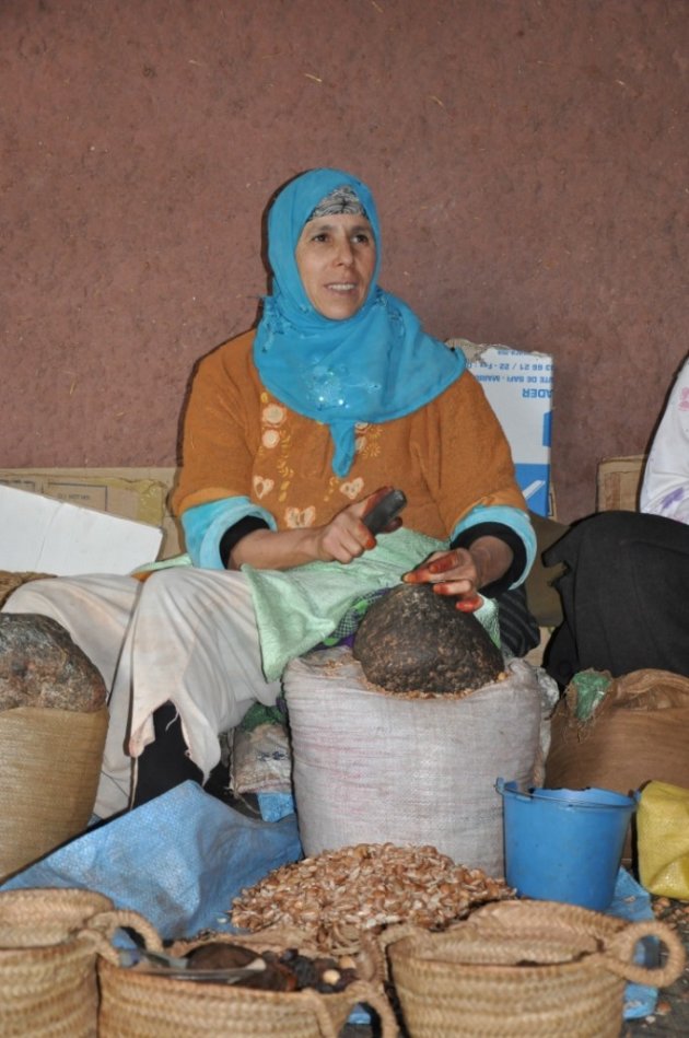 Berbervrouw verwerkt argannoten