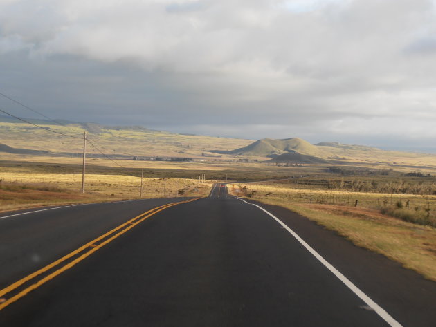 Een prachtige eindeloze weg door het schitterende vulkanische landschap van Big Island Hawaii